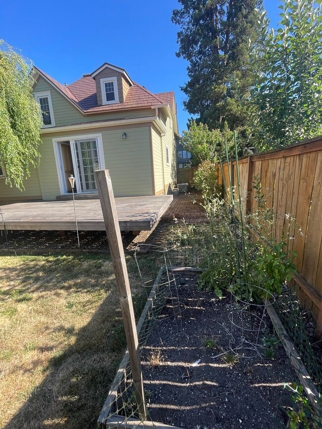 Building Photo - Stunning 3 bedroom/ 2 bath Victorian 2 sto...