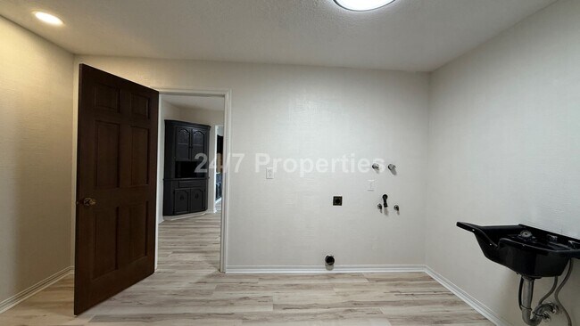 Building Photo - Sprawling 5 BD | 3 BA with Basement - Gresham