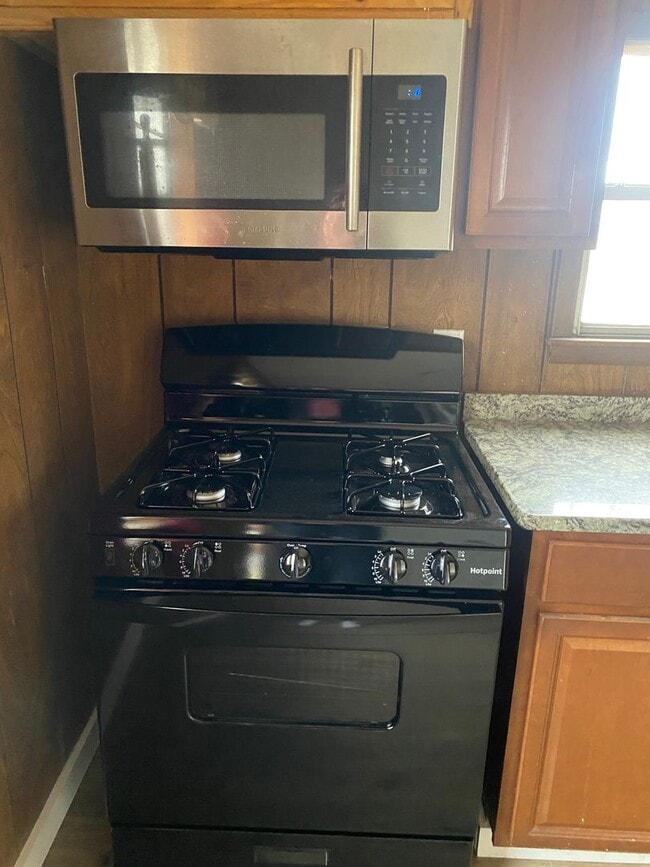 Building Photo - LARGE CORNER LOT!  2 bed 1 bath, could be 3 bedroom