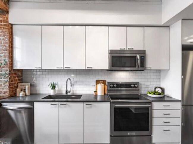 Building Photo - Luxury Loft in historic setting