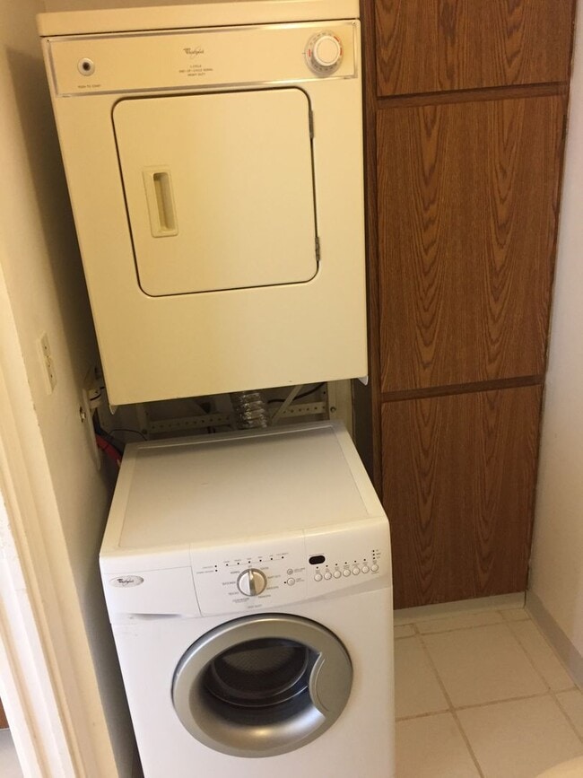 Building Photo - Pearl Regency with 2 Parking! Water views!