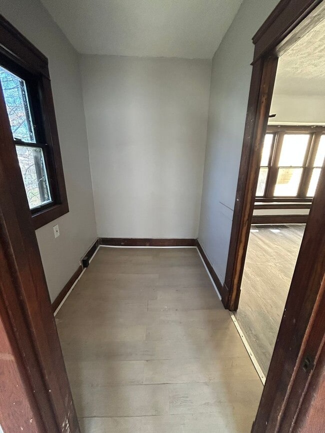 Building Photo - SECTION 8 and EDEN Accepted! Spacious with 6 Br!