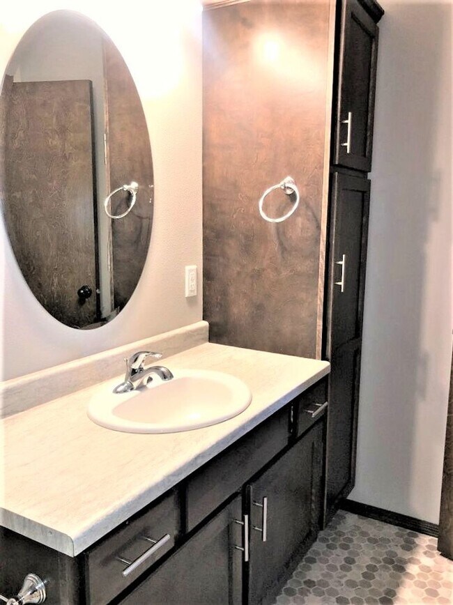Building Photo - Spacious, Modern East Side Town Home