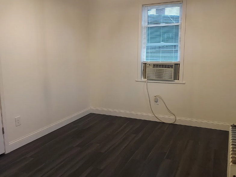 Building Photo - 2065 Beechmont Ave