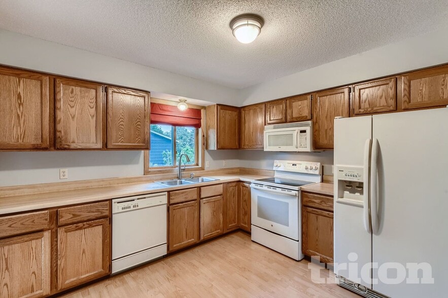 Building Photo - 11051 Quebec Ave N