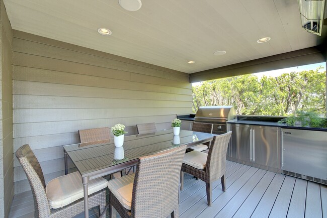 Building Photo - 5bd/4ba Medina Home