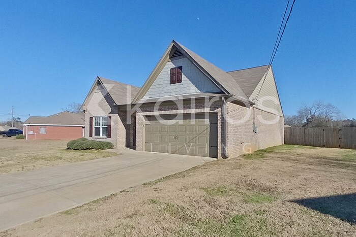 Building Photo - 10994 Lakeview Cir