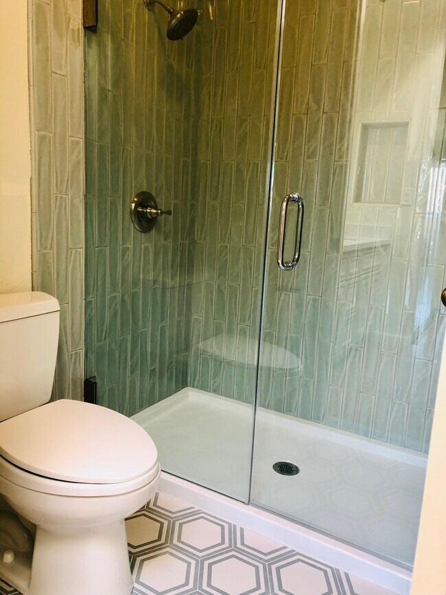 badroom with shower - 246 Bonita Ln