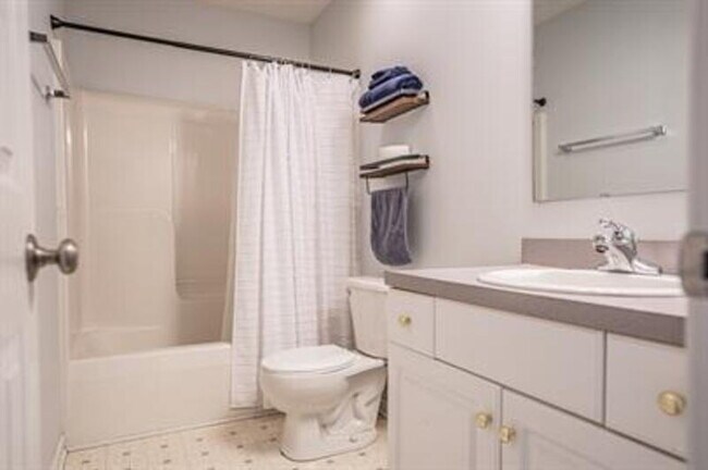 Building Photo - 475 Northview Dr