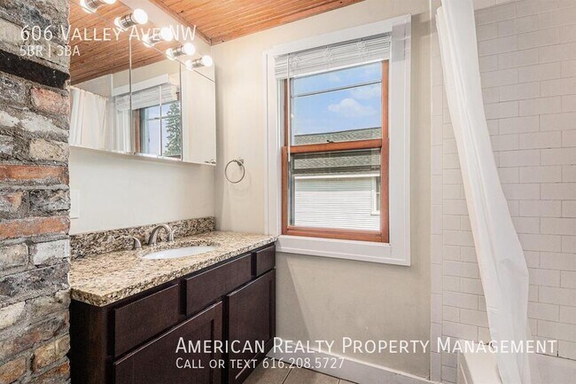 Building Photo - 606 Valley Ave NW