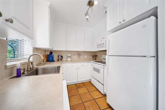 Building Photo - 312 NE 16th Terrace