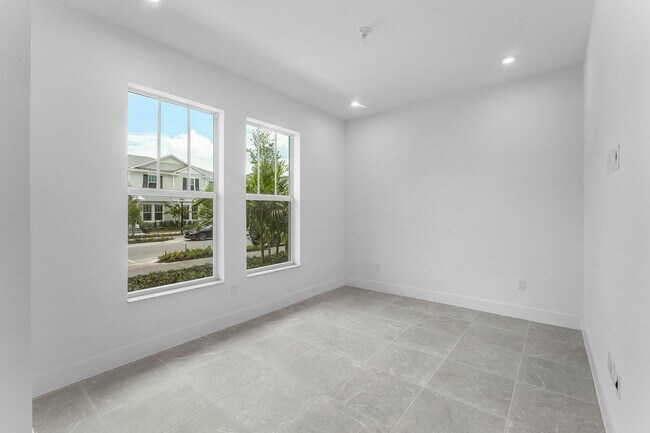Building Photo - 888 SW Newfield Ave