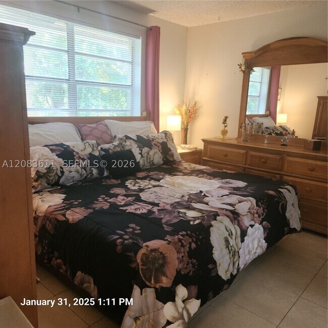 Building Photo - 10004 Twin Lakes Dr