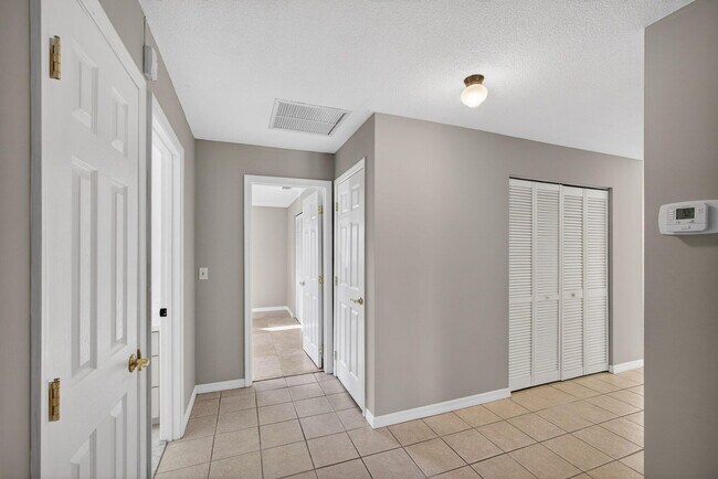 Building Photo - 1242 N Harbor Dr