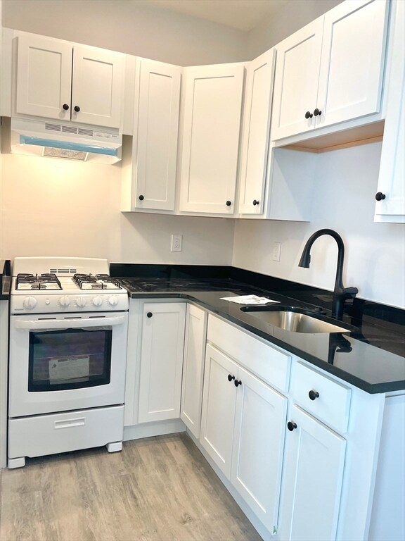 Building Photo - 655 E 7th St