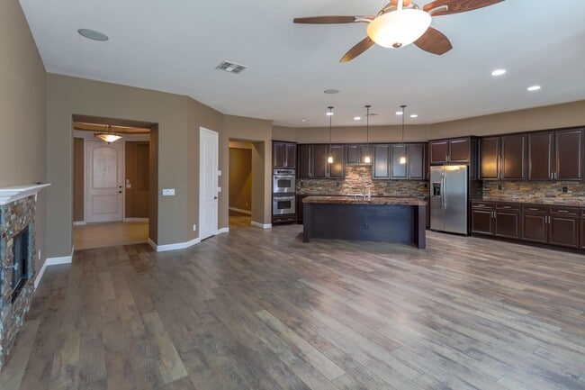 Building Photo - Fabulous Single Story 3 Bedroom Home Conve...