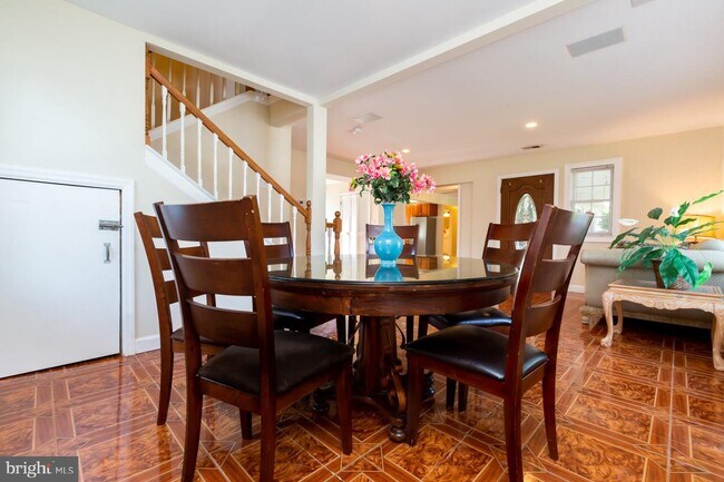 Building Photo - 303 Lincoln Ave