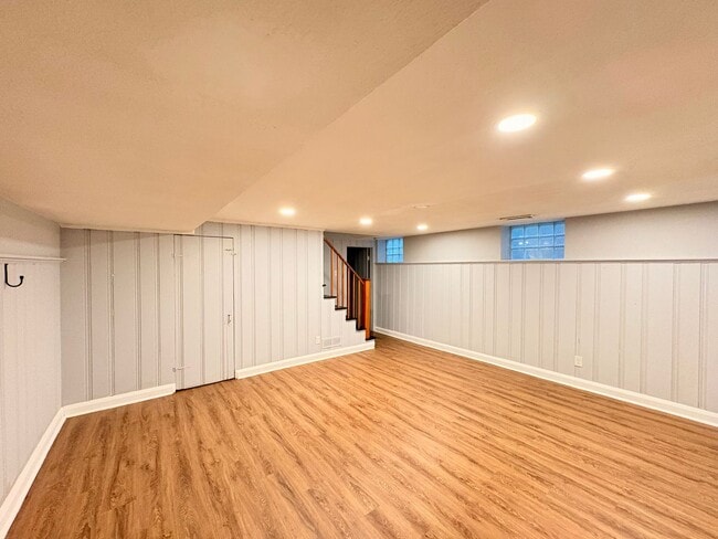 Building Photo - Spacious Townhome with Updated Kitchen & P...