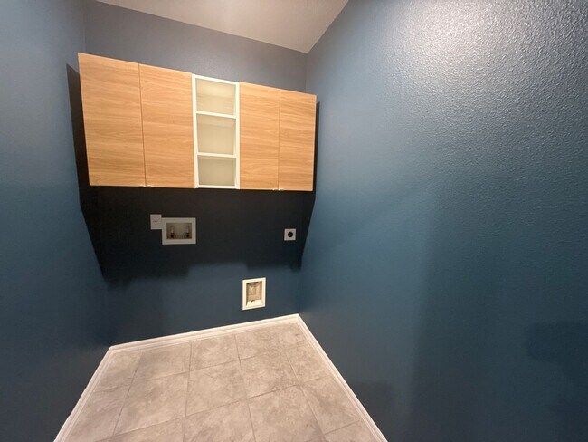 Building Photo - Stunning 4-bedroom, 3-bathroom, 2-stall garage, home. The only thing missing is you.
