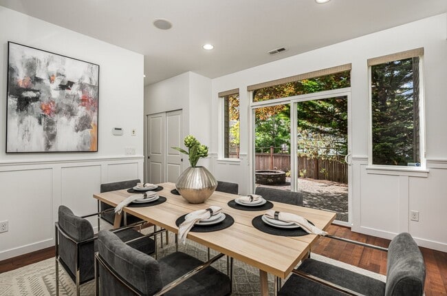 Building Photo - North East Facing 4 bed 3 bath ready for m...