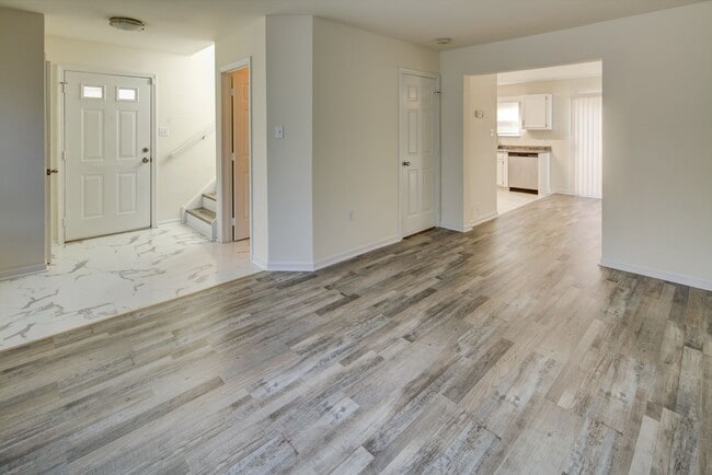 Building Photo - End Unit in New Castle -Showing Sunday 8/1...