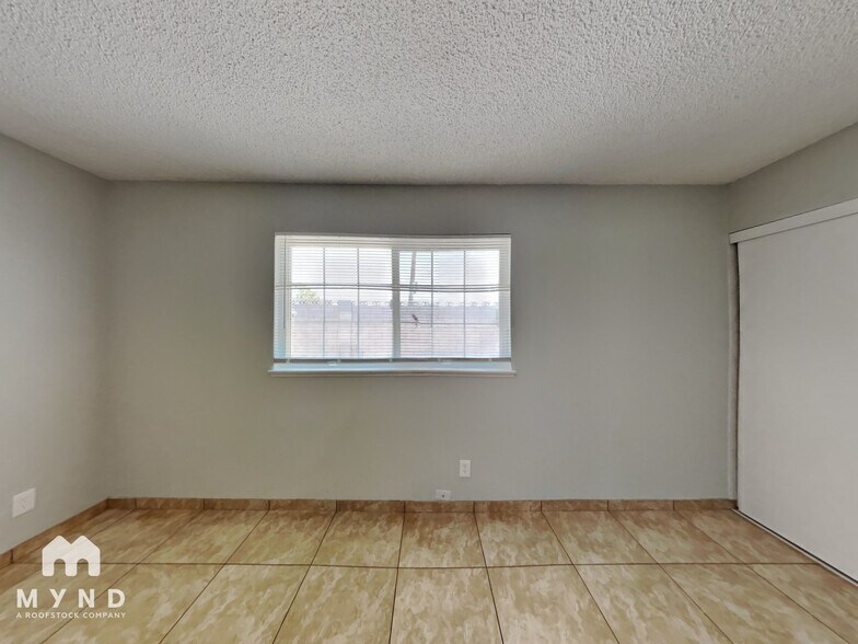 Building Photo - 320 Palo Verde Dr