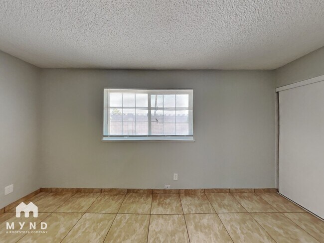 Building Photo - 320 Palo Verde Dr