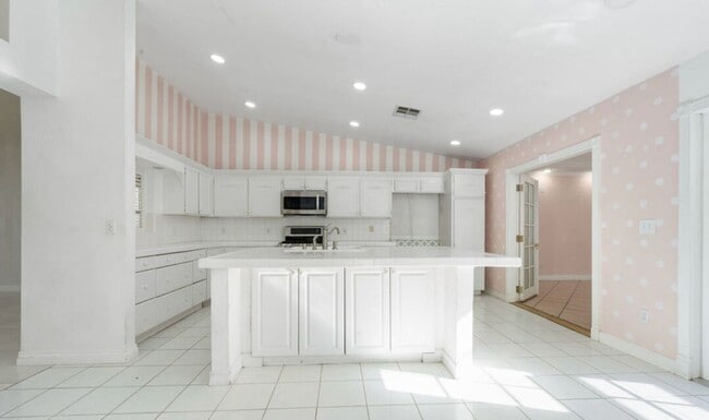 Building Photo - Spacious 5-Bedroom Home with Pool – Perfec...