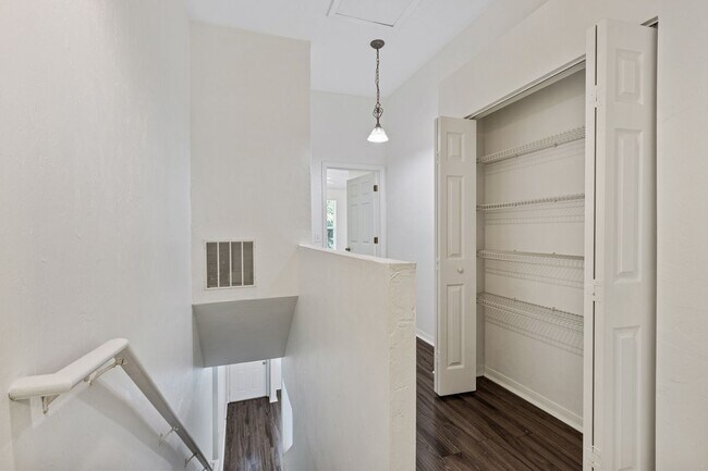 Building Photo - Close to UF Two Story Townhouse