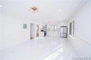 Building Photo - 76-33-76160 160th St