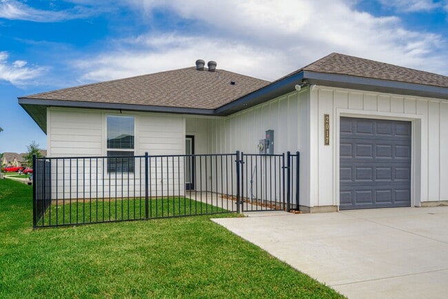 Building Photo - Where Style Meets Comfort: Elevate Your Living Experience