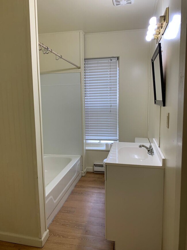 Building Photo - 212 E King St