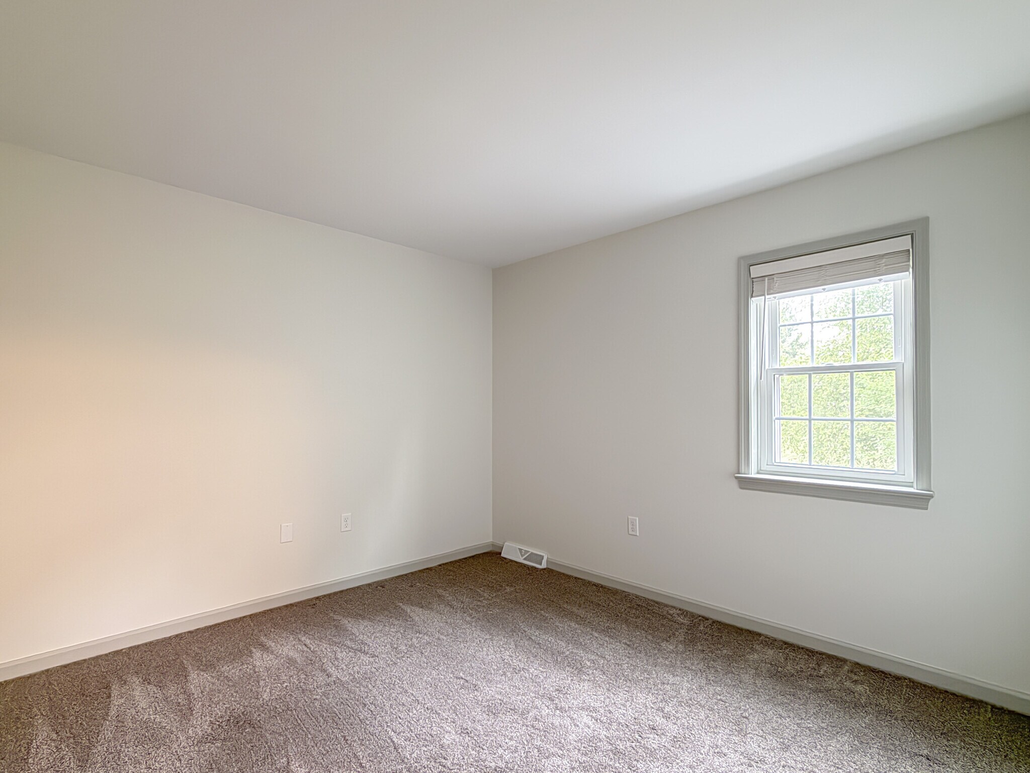 Building Photo - 425 Deerfield Dr