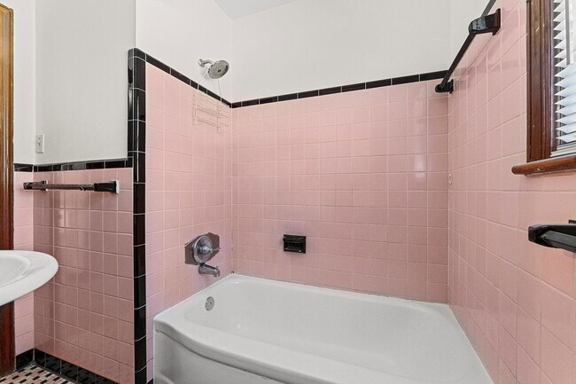 Building Photo - 1457 Columbia Hwy N