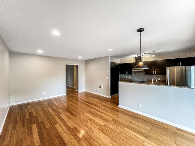 Building Photo - Beautiful 1B/1BA Condo in Hillcrest w/ Upgraded Kitchen, W/D & Swimming Pool!