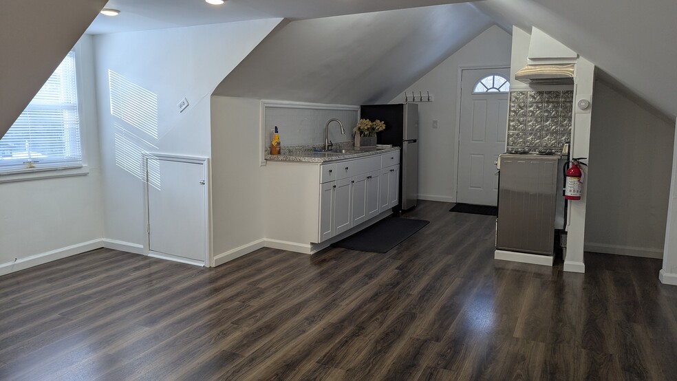 Building Photo - 18 Ramapo Valley Rd