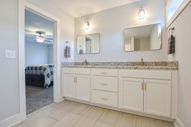 Building Photo - Modern Three Bedroom!