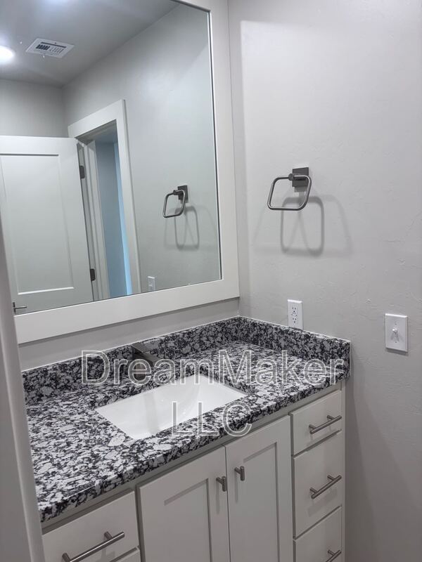 Building Photo - 2819 Clifton Ter