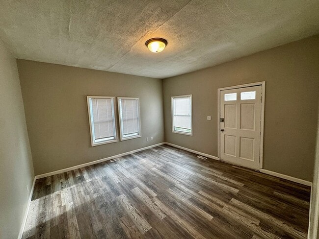 Building Photo - 3 Bed 1 Bath - Single family house, $250 Utility Credit!