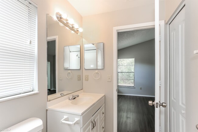 Building Photo - 3 br, 2 bath House - 13658 Laraway Dr