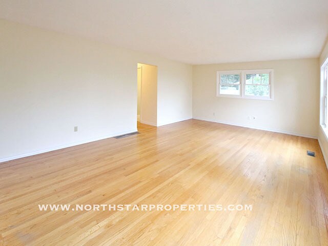 Building Photo - Great Lake Oswego Home Walking Distance to Everything
