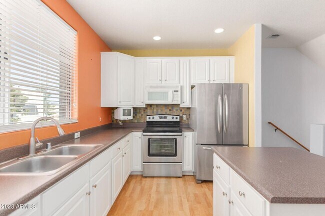 Building Photo - Amazing Townhome in Gated Community!