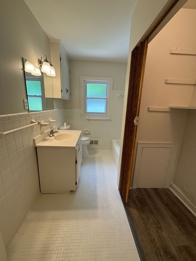 Building Photo - Renovated 4/3 House in North Hills- $1,995