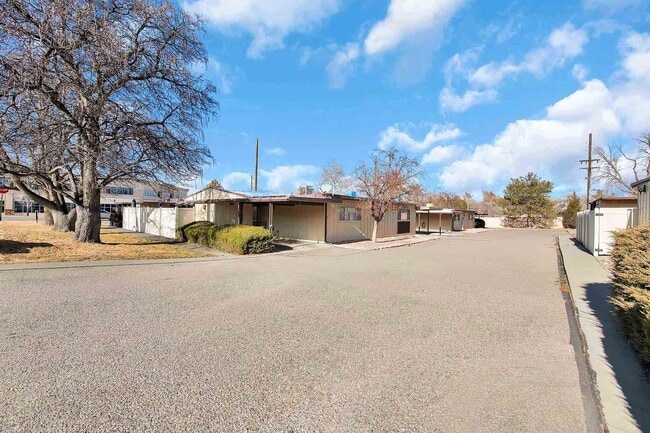 Building Photo - Spacious 2 Bed, 1.5 Bath Townhome Near CMU