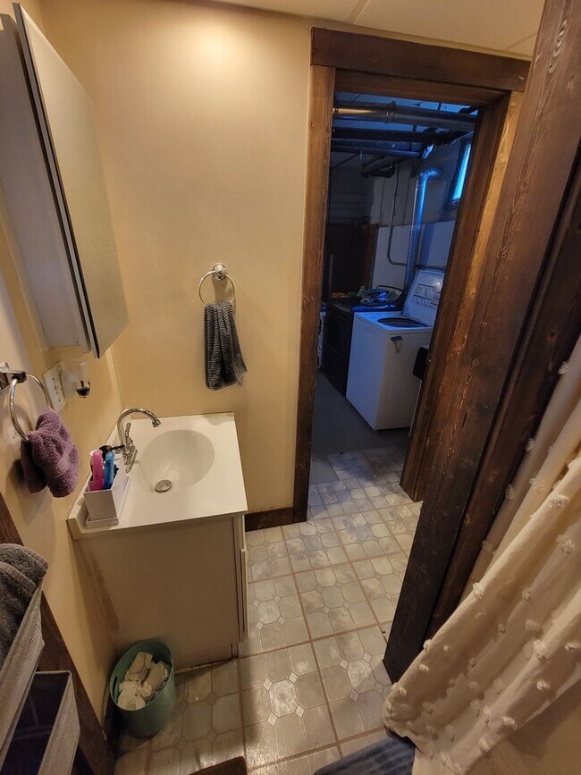 Building Photo - AVAILABLE JUNE - 6 Bed, 2 Bath Home Close to Campus!