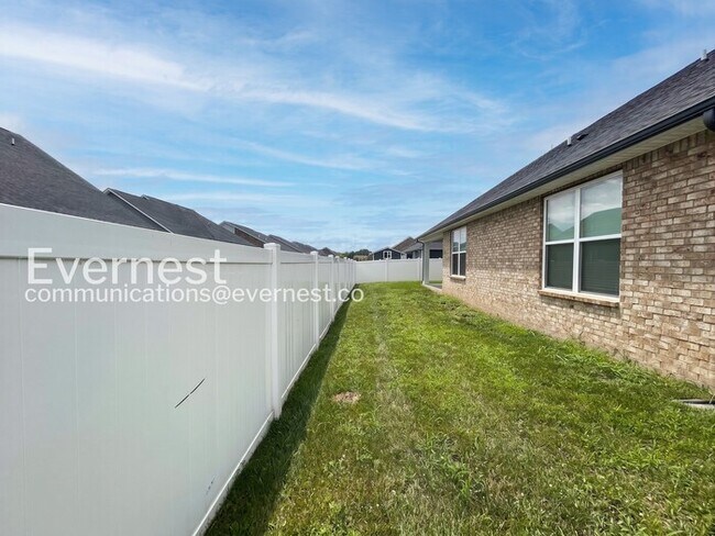 Building Photo - 3 Bed/2 Bath Home with Garage / Pet-Friendly / Available Now!