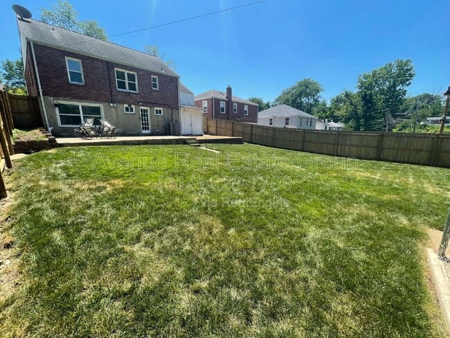 Building Photo - 425 Bismark Ave