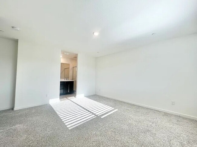 Building Photo - Spacious 4 Bedroom Home in West Roseville ...