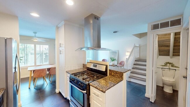 Building Photo - Beautiful Townhome, with AC, in Costa Mesa