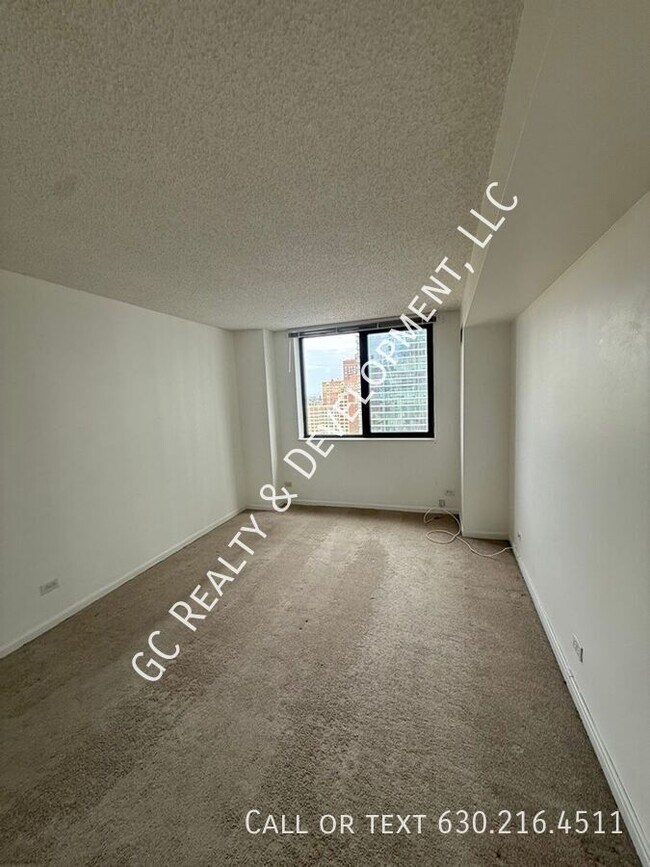 Building Photo - 33 W Delaware Pl